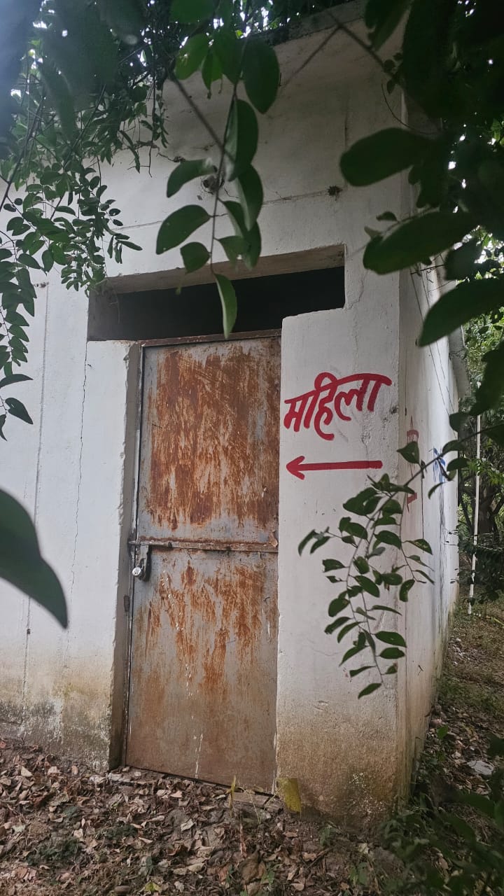 हाईकोर्ट के हस्तक्षेप के बाद भी मदकू द्वीप पर शौचालय सुविधा का अभाव, पर्यटक परेशान