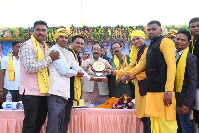 उप मुख्यमंत्री अरुण साव ने कोदवाबानी में शहीद वीरनारायण सिंह को नमन किया, गोंडवाना समाज भवनों के लिए 45 लाख की घोषणा