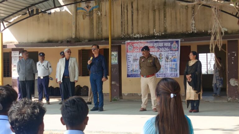 राष्ट्रीय सड़क सुरक्षा माह 2026: आत्मानन्द स्कूल में स्कूली बच्चों को यातायात नियमों की दी गई जानकारी