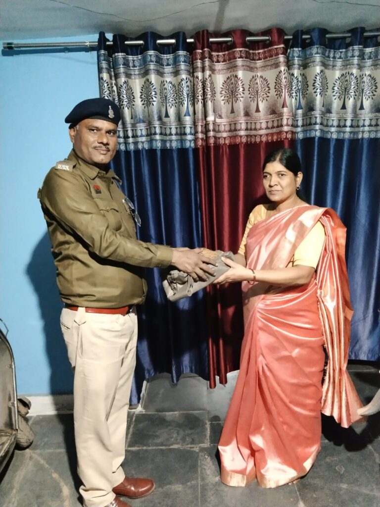 शहीद की पत्नी को गणतंत्र दिवस पर मिला पुलिस का सच्चा सलाम: सरगांव थाने ने जीता दिल