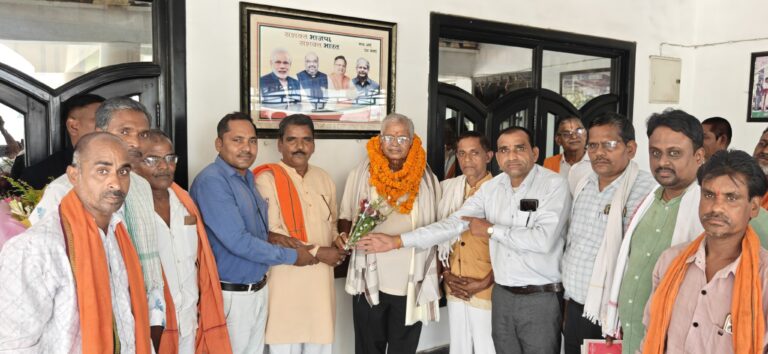 पूर्व विधानसभा अध्यक्ष धरमलाल कौशिक ने नवनियुक्त कन्नौजिया कुर्मी पदाधिकारियों को दी शुभकामनाएं; संगठन, शिक्षा और युवा विकास पर चर्चा