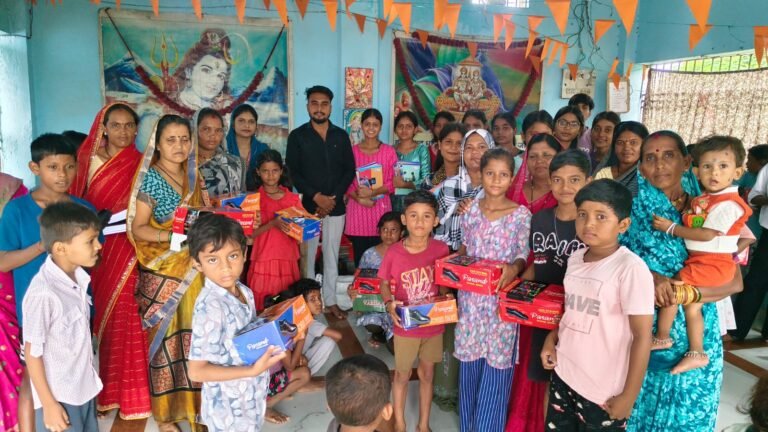 शिक्षा को प्रोत्साहन देने पार्षद कृष्णा साहू की अनूठी पहल, विद्यार्थियों को निःशुल्क जूते-मोजे, कॉपी और पेन का वितरण