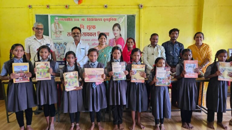 45 छात्राओं को मिली सरस्वती साइकिल, किताबों के साथ मिला सपनों को पंख देने का संबल